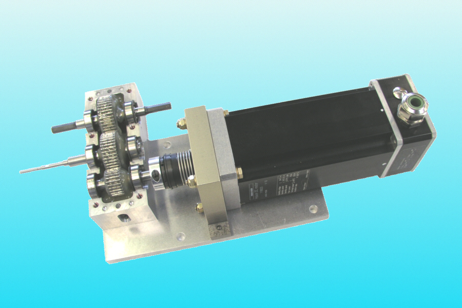 Antriebs-Motor mit zentralem Untersetzungs-Getriebe (Landeklappen-Antrieb)