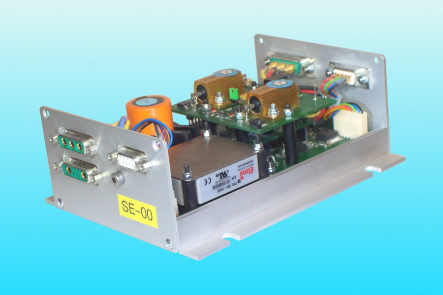 Blick auf die Aktuator-Stecker: Stellantriebs-Elektronik für Flugsteuerung (LAPAZ)